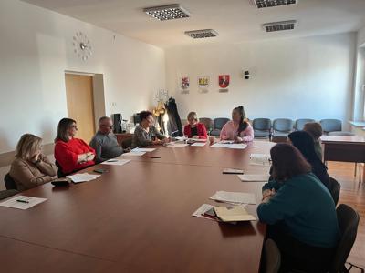 na zdjęciu wszyscy uczestnicy spotkania przy stole na sali konferencyjnej Starostwa Powiatowego w Węgorzewie