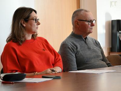 na zdjęciu Pani Magdalena Baran KGW Harsz oraz Pani Andrzej Woźniak Oddział Rejonowy Polskiego Związku Emerytów, Rencistów i Inwalidów w Węgorzewie 