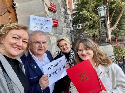 na zdjęciu przedstawiciele upoważnieni do podpisania umowy dot. projektu Młodzi Kreatywni