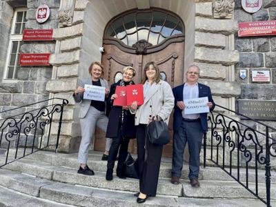 na zdjęciu przedstawiciele upoważnieni do podpisania umowy dot. projektu Młodzi Kreatywni