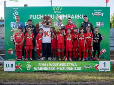na zdjęciu dzieci grające w piłkę nożną