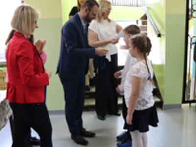 na zdjęciu wręczenie nagród dla zwycięzców konkursu