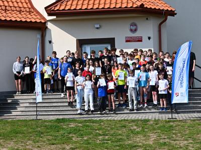 zdjęcie grupowe wszystkich uczestników Mistrzostw, w tle budynek szkoły