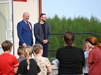 Otwarcie Mistrzostw Powiatu Węgorzewskiego na zdjęciu Wicestarosta Robert Nowacki oraz Syrektor SP Sobiechy Rafał Kryłowicz