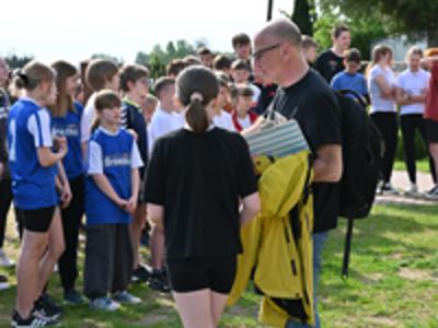 na zdjęciu nauczyciel wychowania fizycznego z SP Nr 1 wraz z uczennicą w tle reszta zawodników