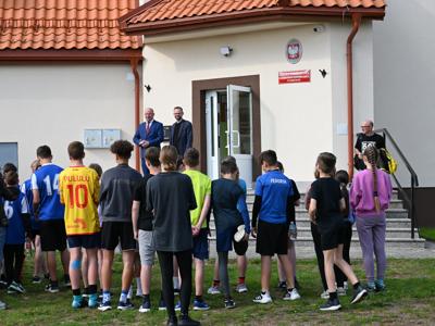 na zdjęciu Wicestarosta Robert Nowacki oraz Syrektor SP Sobiechy Rafał Kryłowicz przed nimi stoja zawodnicy, w tle budynek szkoły
