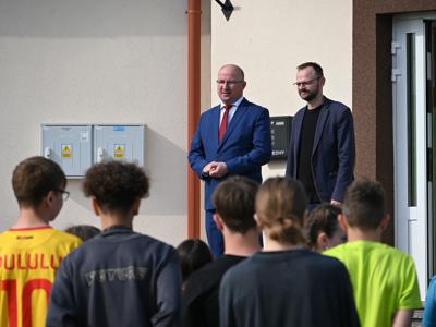 na zdjęciu Wicestarosta Robert Nowacki oraz Syrektor SP Sobiechy Rafał Kryłowicz przed nimi stoja zawodnicy, w tle budynek szkoły