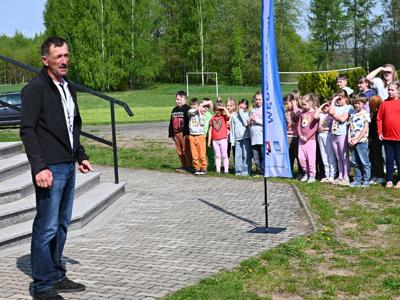 na zdjęciu sędzia zawodów podczas wręczenia nagród