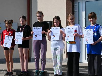 Mistrzynie Powiatu Węgorzewskigo w Indywidualnych Biegach Przełajowych, zdjęcie grupowe