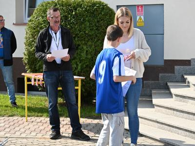 na zdjęciu sędzia zawodów oraz pracownik Starostwa Powitowego w Węgorzewie podczas wręczenia nagród