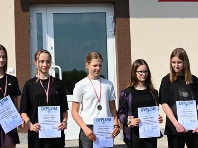 Mistrzynie Powiatu Węgorzewskigo w Indywidualnych Biegach Przełajowych, zdjęcie grupowe