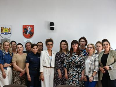 na zdjęciu wszyscy uczestnicy spotkania pozujący w grupie