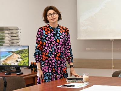 pani Marta Florkowska stoi przy stole w sali konferencyjnej - przemawia