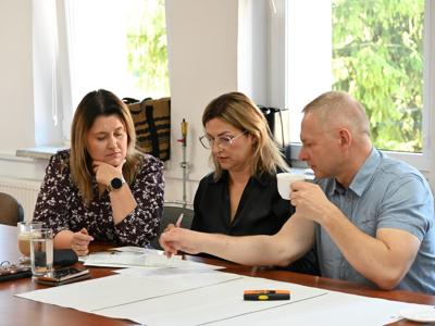 uczestnicy spotkania podczas pracy w grupach na programem