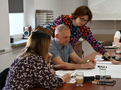 uczestnicy spotkania podczas pracy w grupach na programem