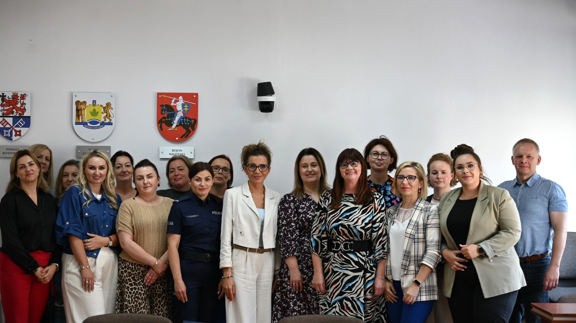 na zdjęciu wszyscy uczestnicy spotkania pozujący w grupie