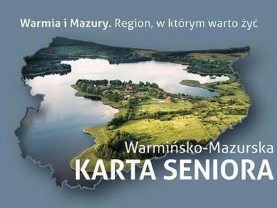 grafika - karta seniora, na grafice zarys województwa warmińsko mazurskiego wypełniony zdjęciem a lasami i jeziorami