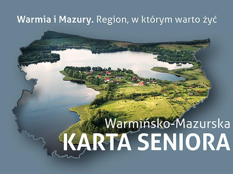 grafika - karta seniora, na grafice zarys województwa warmińsko mazurskiego wypełniony zdjęciem a lasami i jeziorami