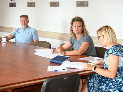 na zdjęciu Pani Dominika brożewicz, Pani Katarzyna Sowa oraz Pan Zdzisław Brzozowski