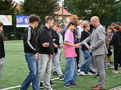 dzieci stoją w rzędzie przed nimi wicestarosta - zakończenie zawodów
