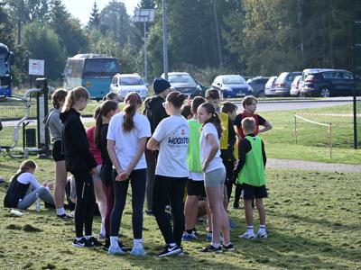 Grupa osób biorąca udział w zawodach sportowych