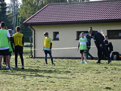 Zawodnicy przygotowujący się do konkurencji na boisku.