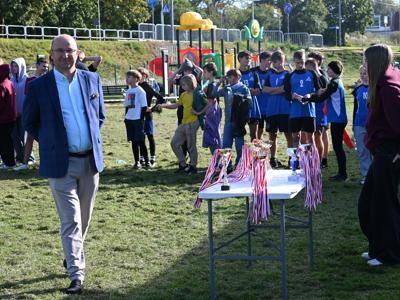 Grupa zawodników ustawionych do wspólnego zdjęcia.