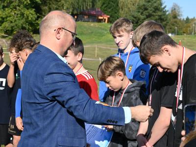 Gratulacje i uściski po zakończeniu zawodów.