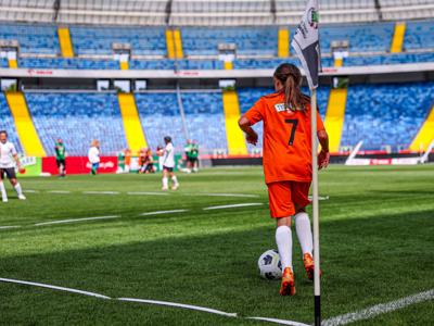 zdjecie dziewczynlka na murawie