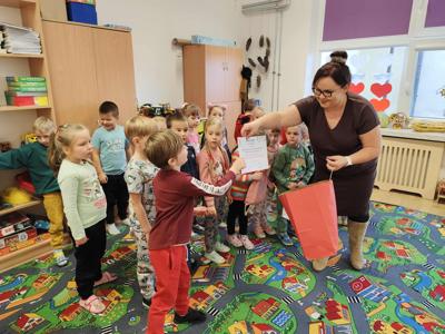 na zdjęciu uczestnicy konkursu - wręcznie nagród