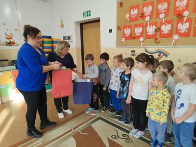 na zdjęciu uczestnicy konkursu - wręcznie nagród