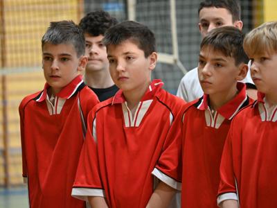 dzieci na zdjęciu na hali sportowej