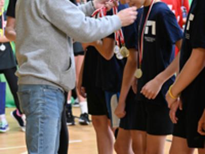 dzieci na zdjęciu na hali sportowej - wręcznie nagród