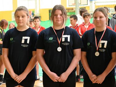 dzieci na zdjęciu na hali sportowej