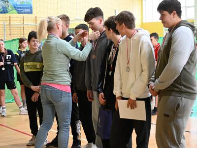 dzieci na zdjęciu na hali sportowej