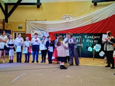 na zdjęciu dzieci na scenie