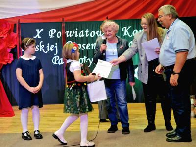 na zdjęciu uczestnicy konkursu - wręcznie nagród