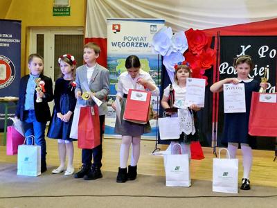 na zdjęciu dzieci na scenie