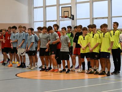 na zdjęciu zawodnicy podczas rozpoczęcia na hali sportowej z ZSO|