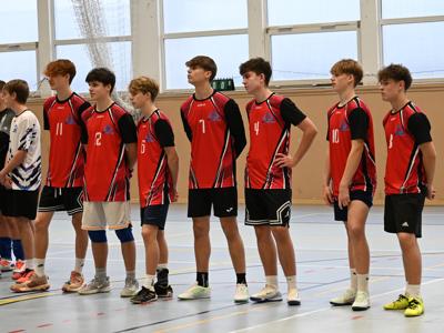 na zdjęciu zawodnicy podczas rozpoczęcia na hali sportowej z ZSO|