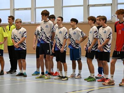 na zdjęciu zawodnicy podczas rozpoczęcia na hali sportowej z ZSO|