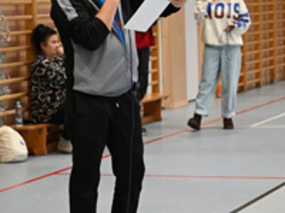 na zdjęciu nauczyciel WF podczas rozpoczęcia na hali sportowej z ZSO|