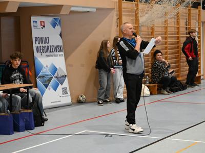 na zdjęciu nauczyciel WF podczas rozpoczęcia na hali sportowej z ZSO|
