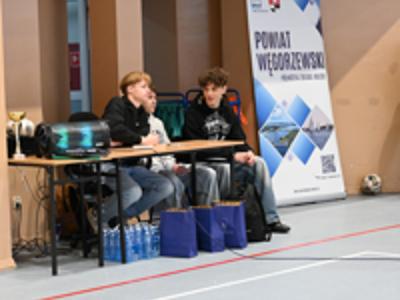 na zdjęciu zawodnicy podczas rozpoczęcia na hali sportowej z ZSO|