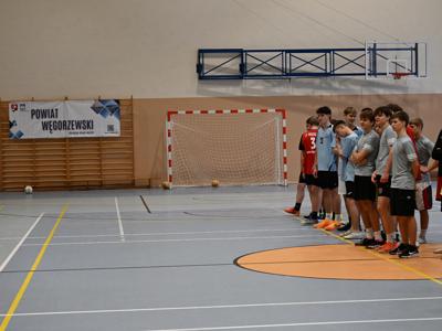na zdjęciu zawodnicy podczas rozpoczęcia na hali sportowej z ZSO|