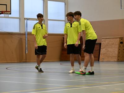 na zdjęciu zawodnicy podczas gry na hali sportowej z ZSO|