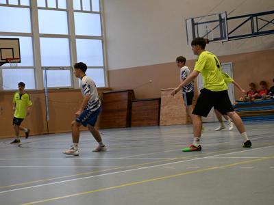 na zdjęciu zawodnicy podczas gry na hali sportowej z ZSO|