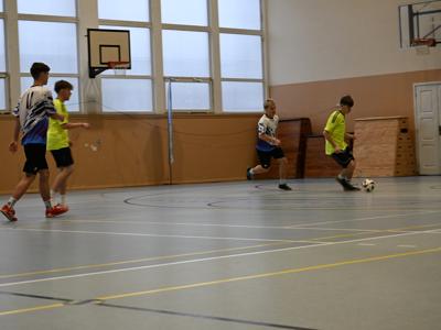 na zdjęciu zawodnicy podczas gry na hali sportowej z ZSO|