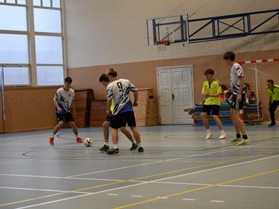 na zdjęciu zawodnicy podczas gry na hali sportowej z ZSO|