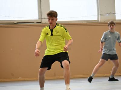 na zdjęciu zawodnicy podczas gry na hali sportowej z ZSO|